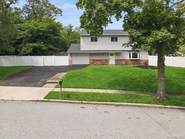 2 Ravenwood Drive, Kings Park NY 11754