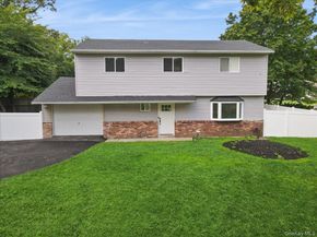 2 Ravenwood Drive, Kings Park NY 11754