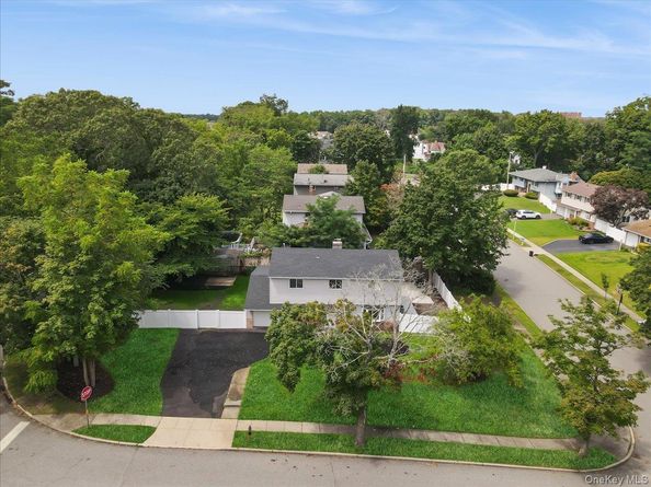 2 Ravenwood Drive, Kings Park NY 11754
