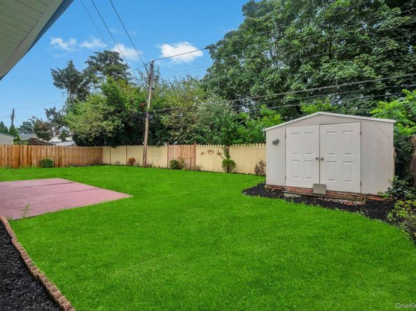 33 Beacon Lane, Hicksville NY 11801