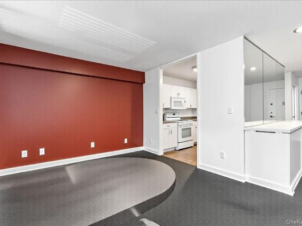 25 Chapel Place 2D, Great Neck NY 11021