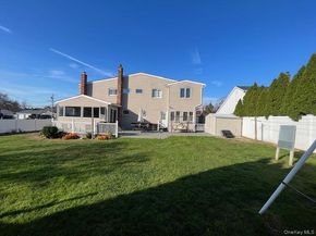 9 Hollings Drive, Deer Park NY 11729