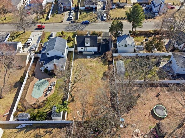 7 E Lakeland Street, Bay Shore NY 11706