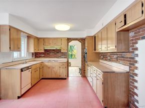 5 Chatham Place, Dix Hills NY 11746