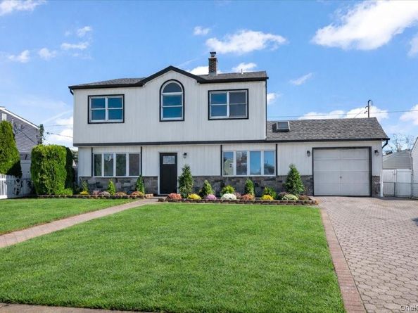 89 Ridge Lane, Levittown NY 11756