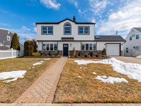 89 Ridge Lane, Levittown NY 11756