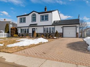 89 Ridge Lane, Levittown NY 11756
