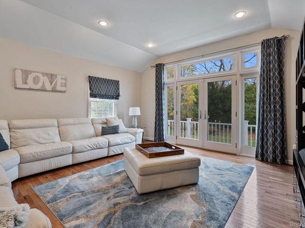 6 Daniel Way, Setauket NY 11733