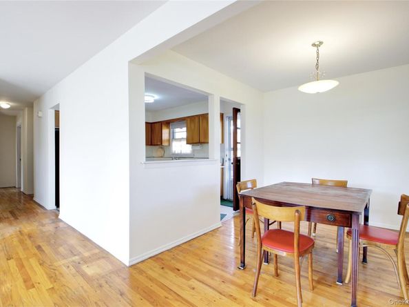 217 Wellington Road S, Garden City South NY 11530