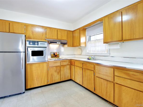 217 Wellington Road S, Garden City South NY 11530