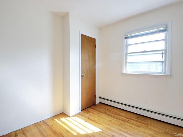 217 Wellington Road S, Garden City South NY 11530