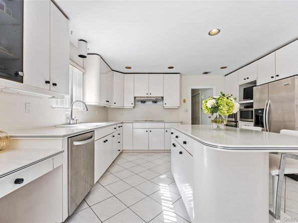 6 Clearmeadow Lane, Woodbury NY 11797