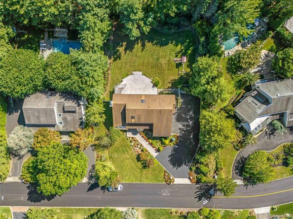6 Clearmeadow Lane, Woodbury NY 11797