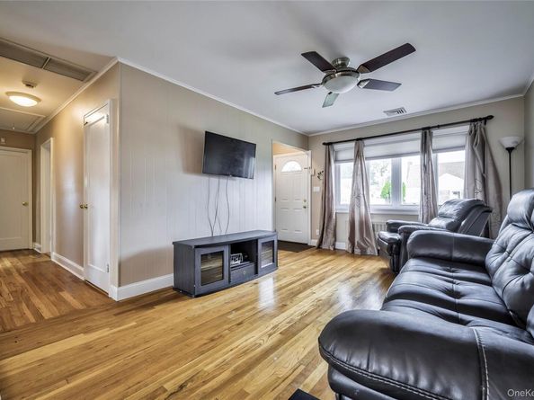 11 Jamaica Ave, Plainview NY 11803
