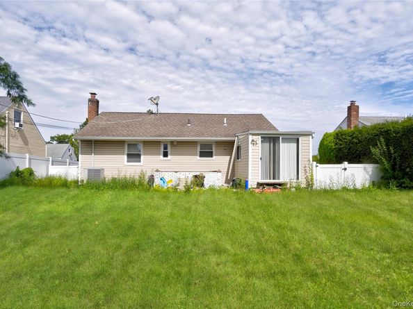 11 Jamaica Ave, Plainview NY 11803