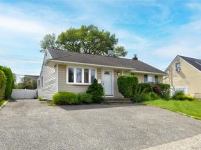 11 Jamaica Ave, Plainview NY 11803