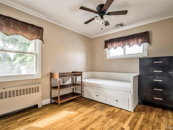11 Jamaica Ave, Plainview NY 11803