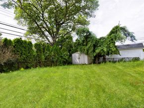 11 Jamaica Ave, Plainview NY 11803