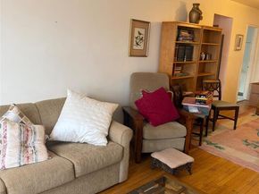 87-10 204 B61, Hollis NY 11427