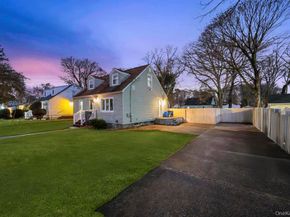39 Andrews Avenue, Wheatley Heights NY 11798