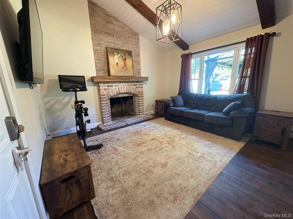 9 Sugarbush Lane, Coram NY 11727