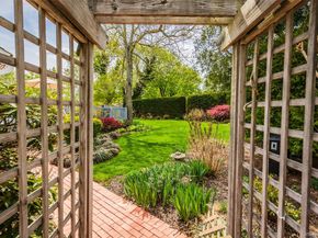 10 Irvinlee Place, East Northport NY 11731