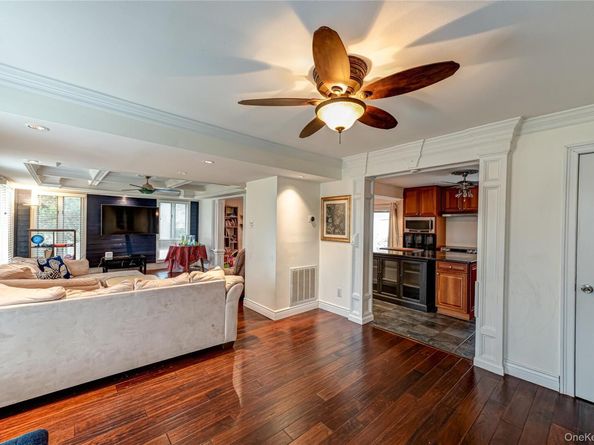 28 Barnsley Crescent, Mount Sinai NY 11766