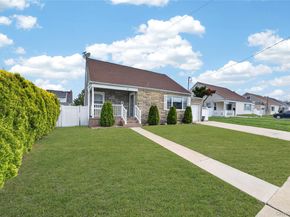 18 President Street, Freeport NY 11520