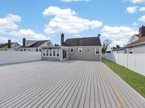 18 President Street, Freeport NY 11520
