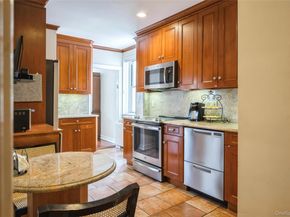 1 Kensington Gate 118, Great Neck NY 11021