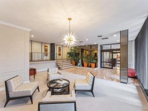 1 Kensington Gate 118, Great Neck NY 11021