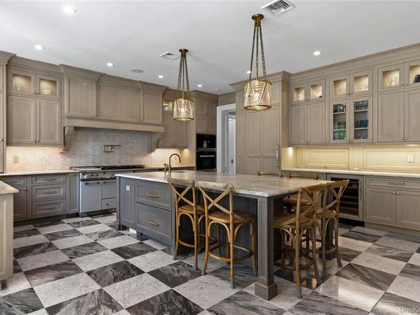 22 Terrace Court, Old Westbury NY 11568