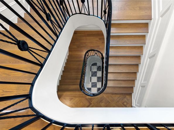 22 Terrace Court, Old Westbury NY 11568