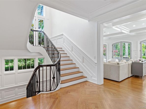 22 Terrace Court, Old Westbury NY 11568