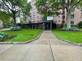 87-10 204 204 steet A62, Hollis NY 11423