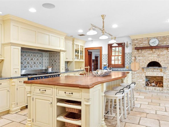 60 Reid Avenue, Port Washington NY 11050