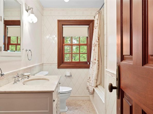 60 Reid Avenue, Port Washington NY 11050