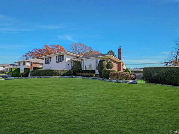 2 Goldfield Street, Melville NY 11747