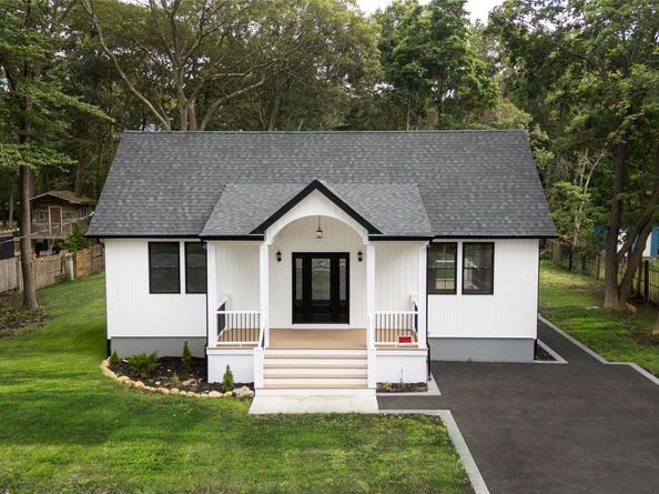 568 S Granny Road, Medford NY 11763