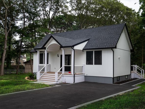 568 S Granny Road, Medford NY 11763