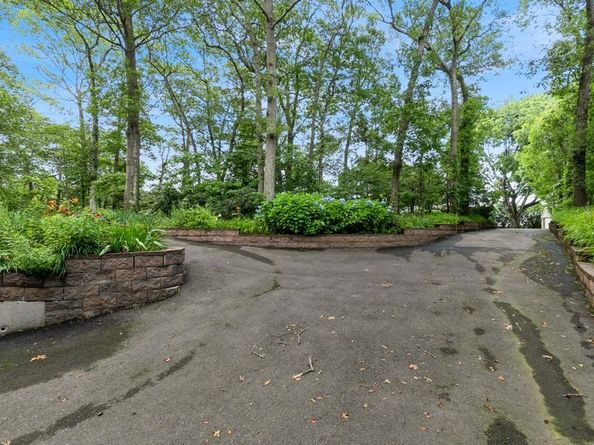 1572 Middle Road, Calverton NY 11933