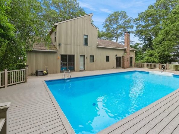 1572 Middle Road, Calverton NY 11933