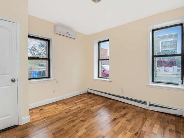 965 E 226 Street E, Bronx NY 10466