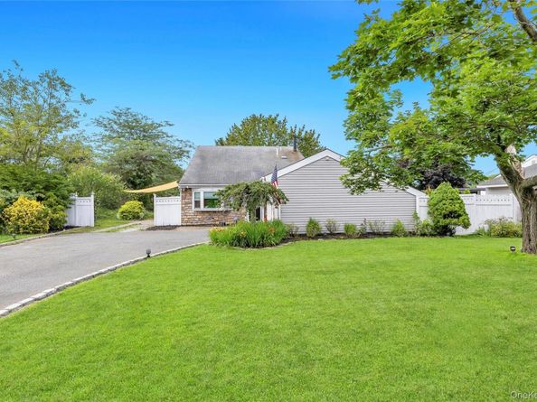 12 Handy Lane, Medford NY 11763