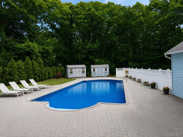 3 Woodhollow Court, Medford NY 11763