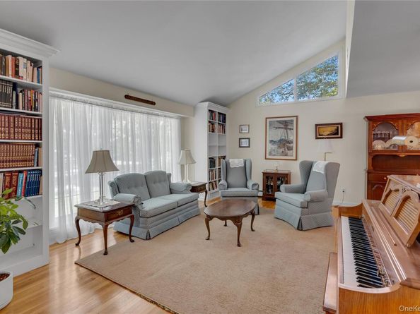 6 Primrose Lane, Huntington NY 11743
