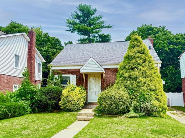 534 Sperry Boulevard, New Hyde Park NY 11040