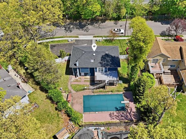 18 Park Drive E, Syosset NY 11791