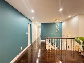 18 Park Drive E, Syosset NY 11791