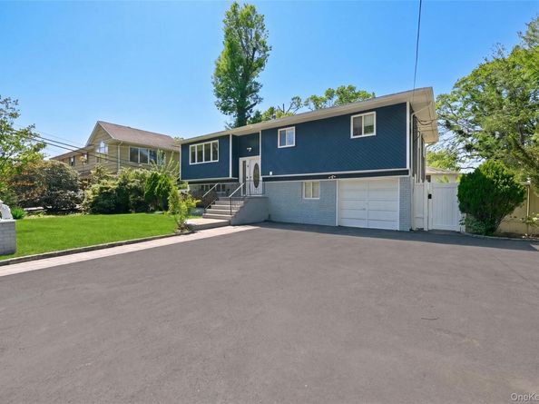 18 Park Drive E, Syosset NY 11791